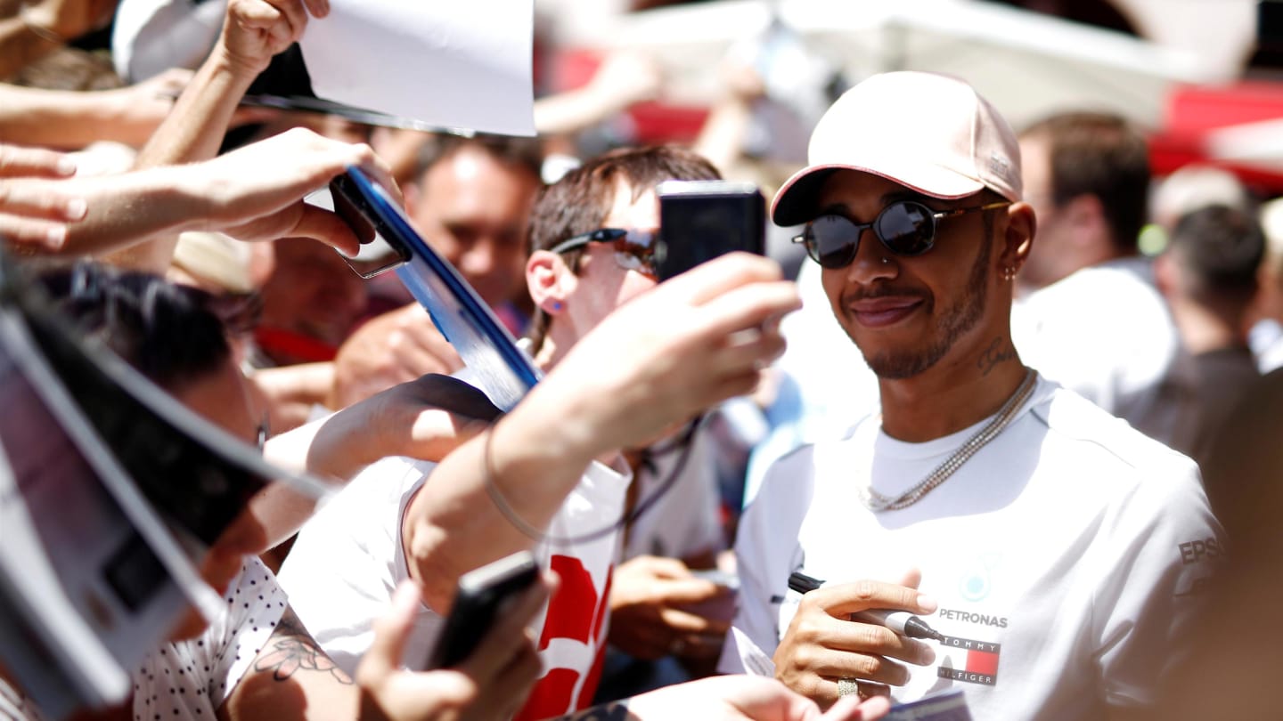 Lewis Hamilton (GBR) Mercedes-AMG F1 fans selfie at Formula One World Championship, Rd6, Monaco Grand Prix Friday, Monte-Carlo, Monaco, 25 May 2018. © Manuel Goria/Sutton Images
