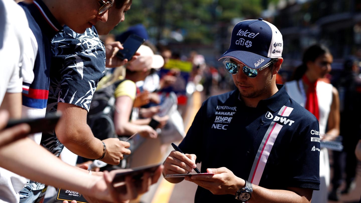 Sergio Perez (MEX) Force India signs autographs for the fans at Formula One World Championship, Rd6, Monaco Grand Prix Friday, Monte-Carlo, Monaco, 25 May 2018. © Manuel Goria/Sutton Images