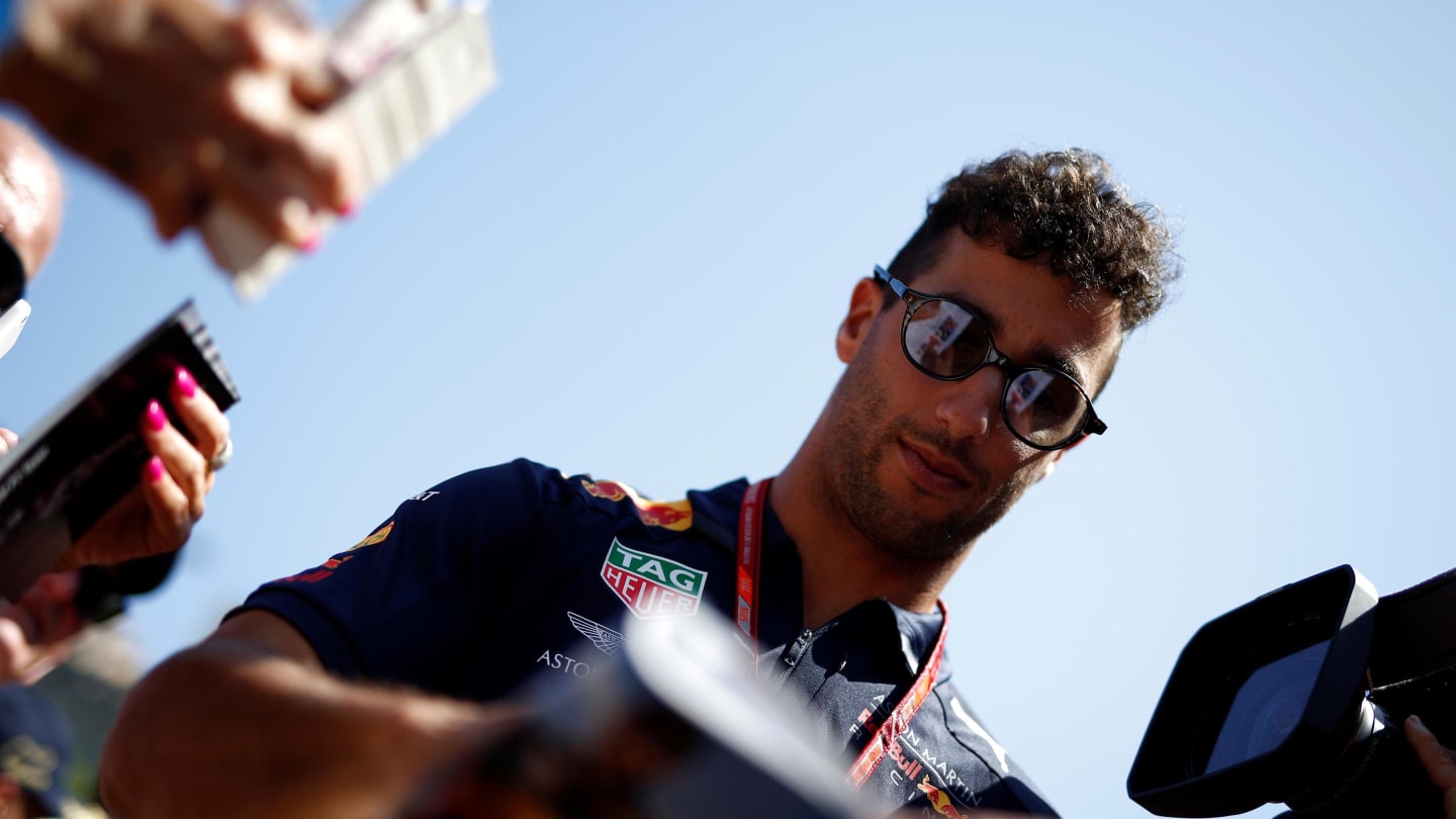 Daniel Ricciardo (AUS) Red Bull Racing signs autographs for the fans at Formula One World Championship, Rd6, Monaco Grand Prix Friday, Monte-Carlo, Monaco, 25 May 2018. © Manuel Goria/Sutton Images