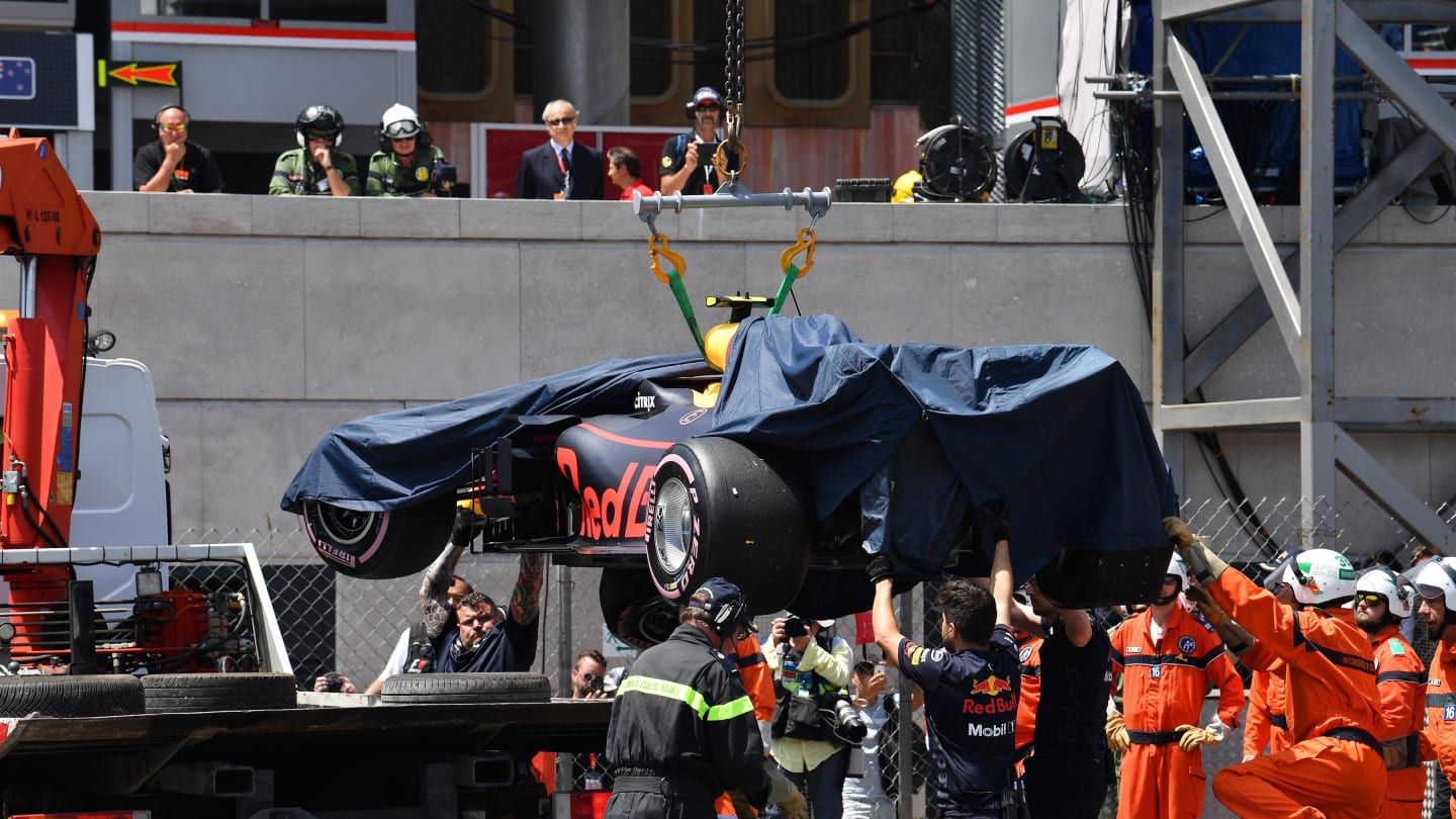 Marshals recover the crashed car of Max Verstappen (NED) Red Bull Racing RB14 in FP3 at Formula One World Championship, Rd6, Monaco Grand Prix, Qualifying, Monte-Carlo, Monaco, Saturday 26 May 2018. © Mark Sutton/Sutton Images