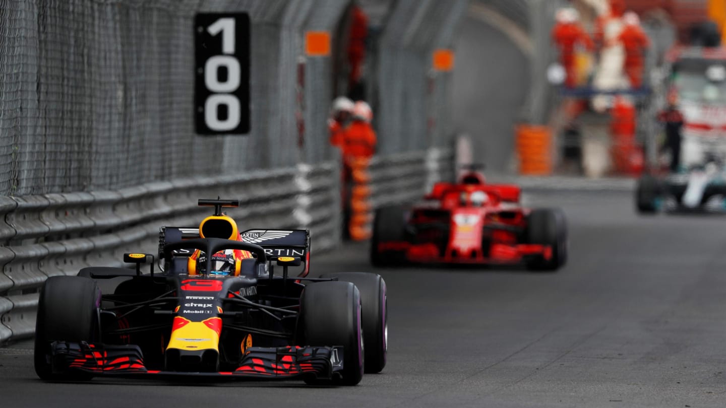 Daniel Ricciardo (AUS) Red Bull Racing RB14 leads Sebastian Vettel (GER) Ferrari SF-71H at Formula