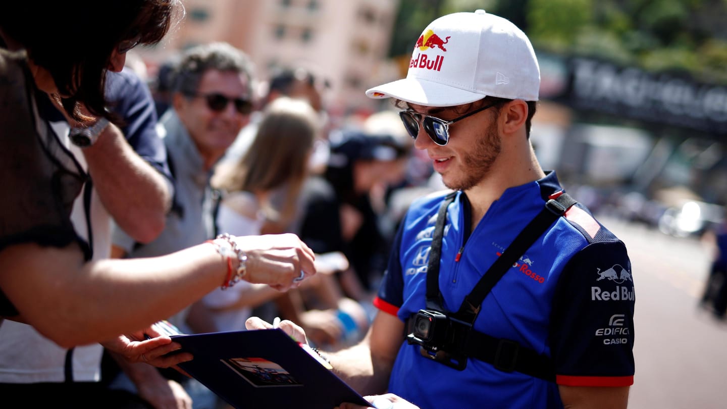 Pierre Gasly (FRA) Scuderia Toro Rosso signs autographs for the fans at Formula One World Championship, Rd6, Monaco Grand Prix, Preparations, Monte-Carlo, Monaco, Wednesday 23 May 2018. © Manuel Goria/Sutton Images