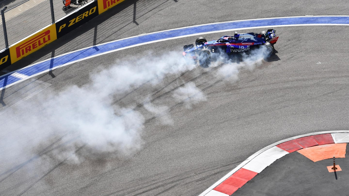 Brendon Hartley, Scuderia Toro Rosso STR13 spins at Formula One World Championship, Rd16, Russian Grand Prix, Race, Sochi Autodrom, Sochi, Krasnodar Krai, Russia, Sunday 30 September 2018.