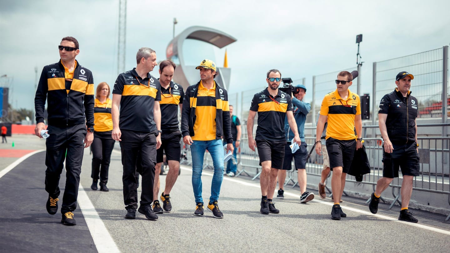 Carlos Sainz jr (ESP) Renault Sport F1 Team walks the track at Formula One World Championship, Rd5, Spanish Grand Prix, Preparations, Barcelona, Spain, Thursday 10 May 2018. © Manuel Goria/Sutton Images
