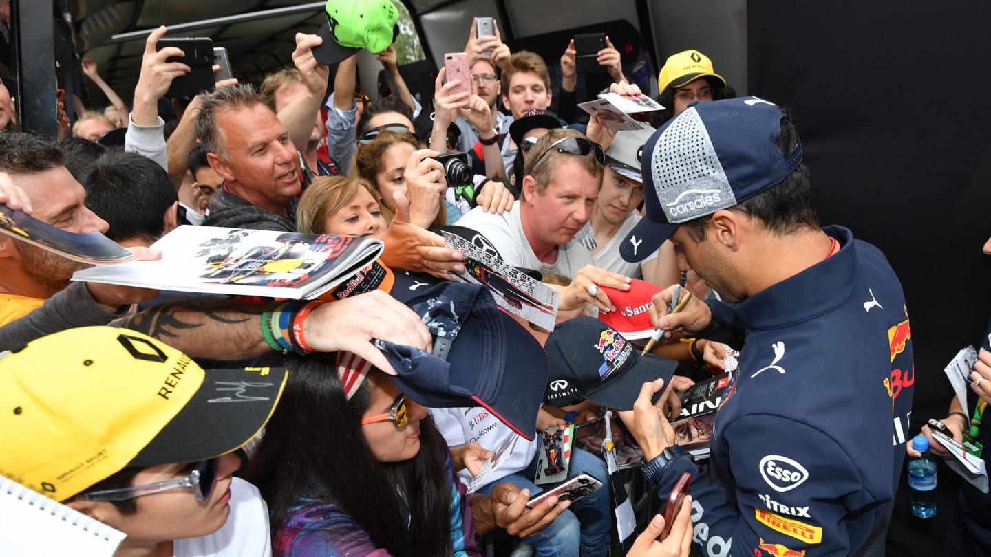 Daniel Ricciardo (AUS) Red Bull Racing signs autographs for the fans at Formula One World Championship, Rd5, Spanish Grand Prix, Preparations, Barcelona, Spain, Thursday 10 May 2018. © Jerry Andre/Sutton Images