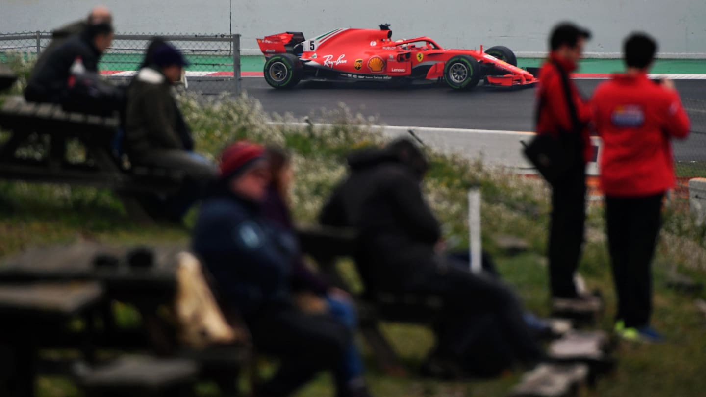 Fans watch Sebastian Vettel (GER) Ferrari SF-71H at Formula One Testing, Day Four, Barcelona, Spain, 1 March 2018. © Mark Sutton/Sutton Images
