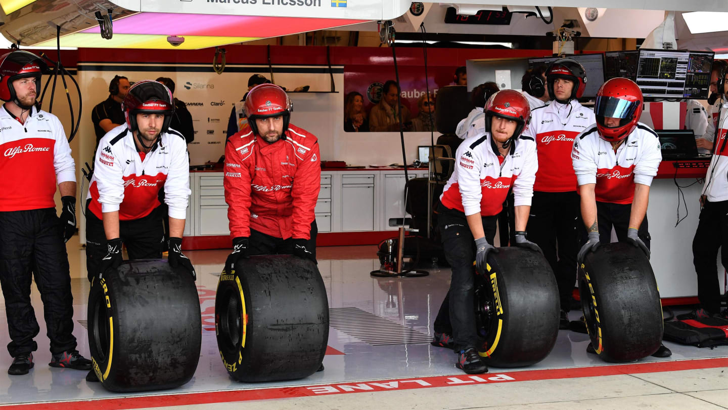 Alfa Romeo Sauber F1 Team mechanics and Pirelli tyres at Formula One World Championship, Rd18,