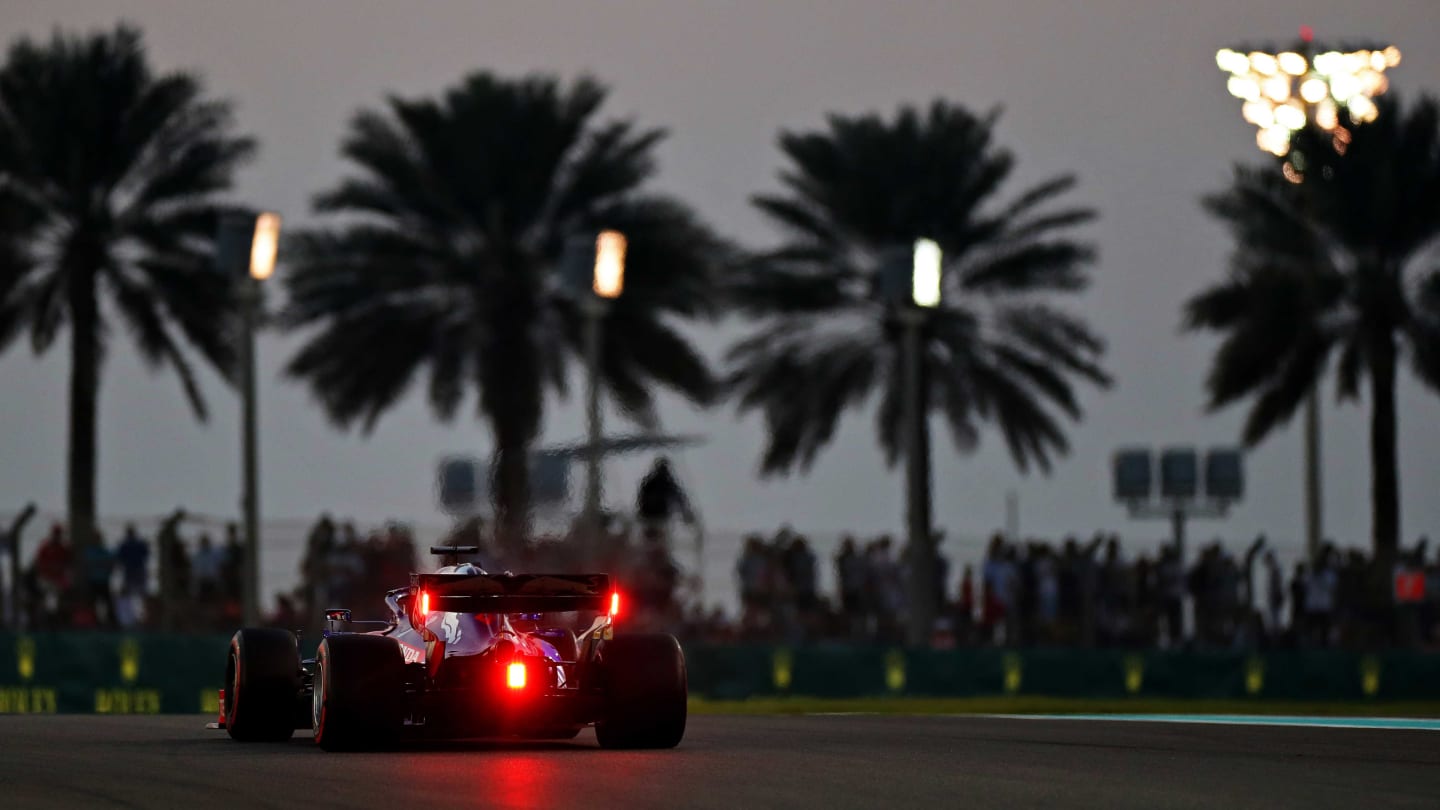 ABU DHABI, UNITED ARAB EMIRATES - NOVEMBER 30: Daniil Kvyat driving the (26) Scuderia Toro Rosso
