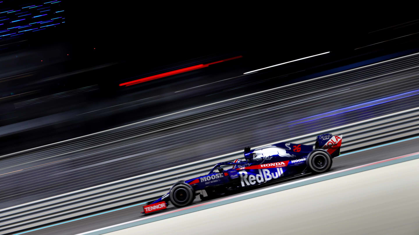 ABU DHABI, UNITED ARAB EMIRATES - DECEMBER 01: Daniil Kvyat driving the (26) Scuderia Toro Rosso