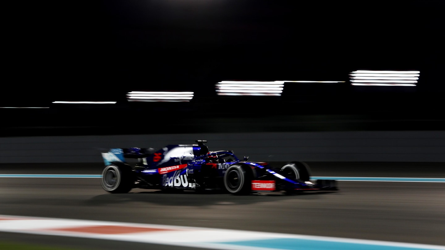 ABU DHABI, UNITED ARAB EMIRATES - DECEMBER 01: Daniil Kvyat driving the (26) Scuderia Toro Rosso