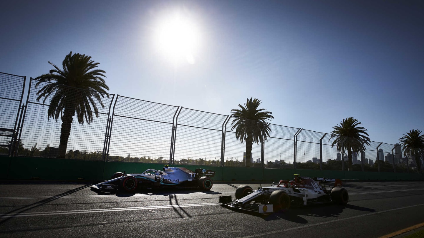 MELBOURNE GRAND PRIX CIRCUIT, AUSTRALIA - MARCH 15: Valtteri Bottas, Mercedes AMG W10, leads