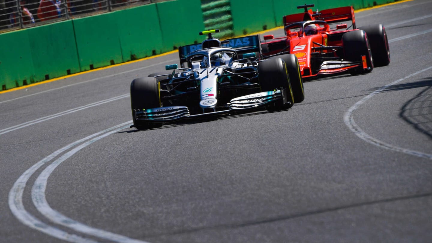 MELBOURNE GRAND PRIX CIRCUIT, AUSTRALIA - MARCH 15: Valtteri Bottas, Mercedes AMG W10, leads