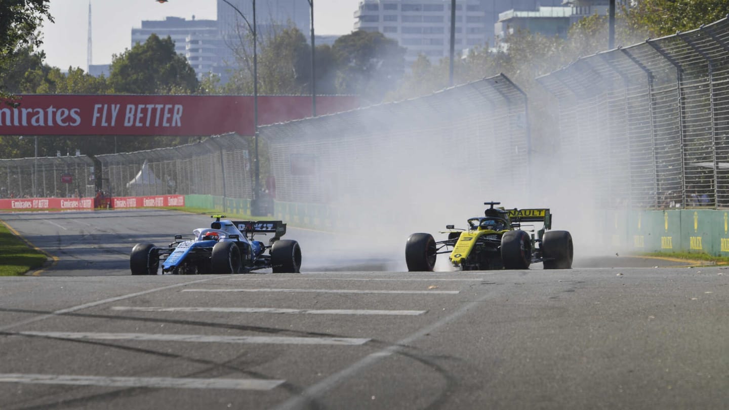 MELBOURNE GRAND PRIX CIRCUIT, AUSTRALIA - MARCH 17: Robert Kubica, Williams FW42 and Daniel Ricciardo, Renault R.S.19 with damage after contact at the start during the Australian GP at Melbourne Grand Prix Circuit on March 17, 2019 in Melbourne Grand Prix Circuit, Australia. (Photo by Jerry Andre / Sutton Images)