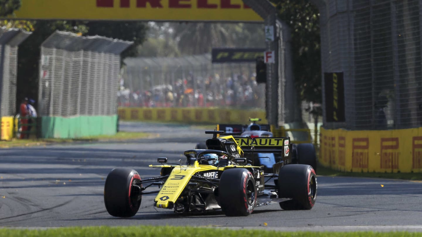 MELBOURNE GRAND PRIX CIRCUIT, AUSTRALIA - MARCH 17: Daniel Ricciardo, Renault R.S.19 with damage