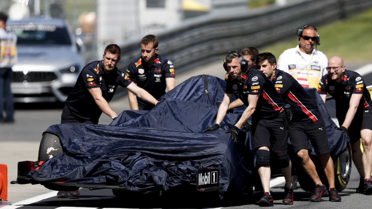 RED BULL RING, AUSTRIA - JUNE 28: Car of Max Verstappen, Red Bull Racing RB15 being pushed down the pit lane by Re Bull Racing Mechanics after his crash during the Austrian GP at Red Bull Ring on June 28, 2019 in Red Bull Ring, Austria. (Photo by Zak Mauger / LAT Images)