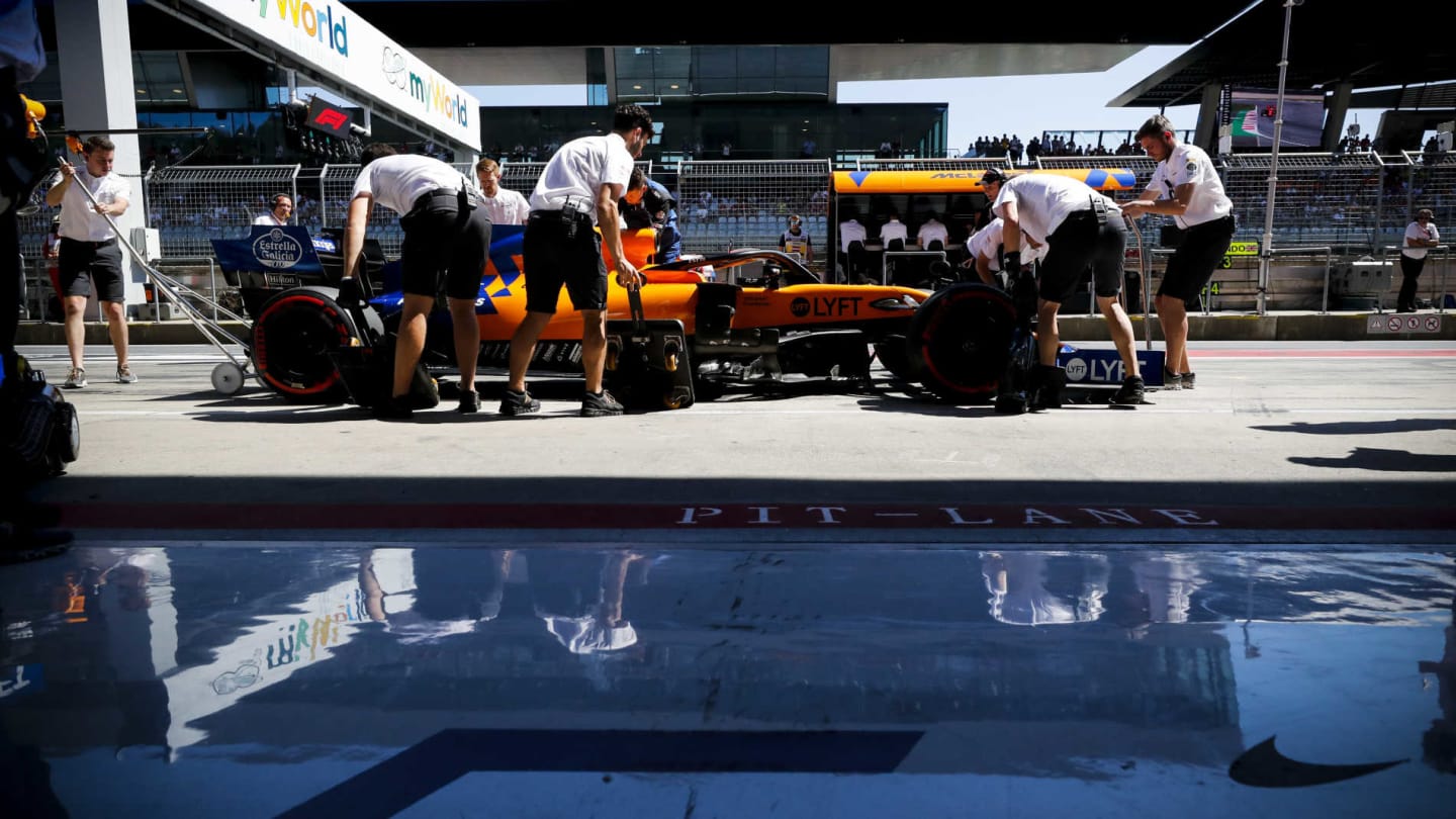 RED BULL RING, AUSTRIA - JUNE 29: Carlos Sainz, McLaren MCL34, in the pits during Qualifying during the Austrian GP at Red Bull Ring on June 29, 2019 in Red Bull Ring, Austria. (Photo by Steven Tee / LAT Images)