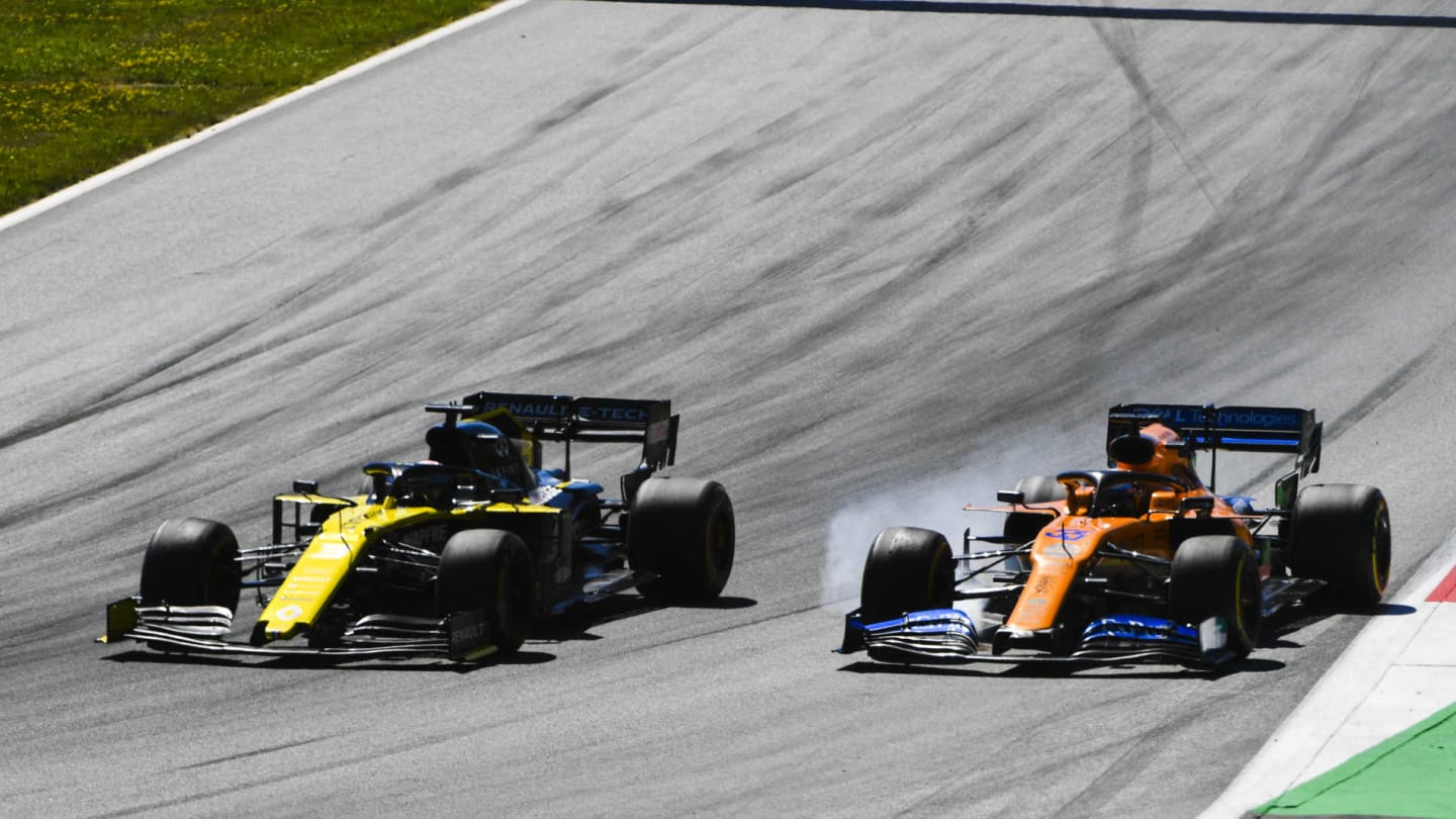 RED BULL RING, AUSTRIA - JUNE 30: Daniel Ricciardo, Renault R.S.19, battles with Carlos Sainz, McLaren MCL34 during the Austrian GP at Red Bull Ring on June 30, 2019 in Red Bull Ring, Austria. (Photo by Mark Sutton / Sutton Images)