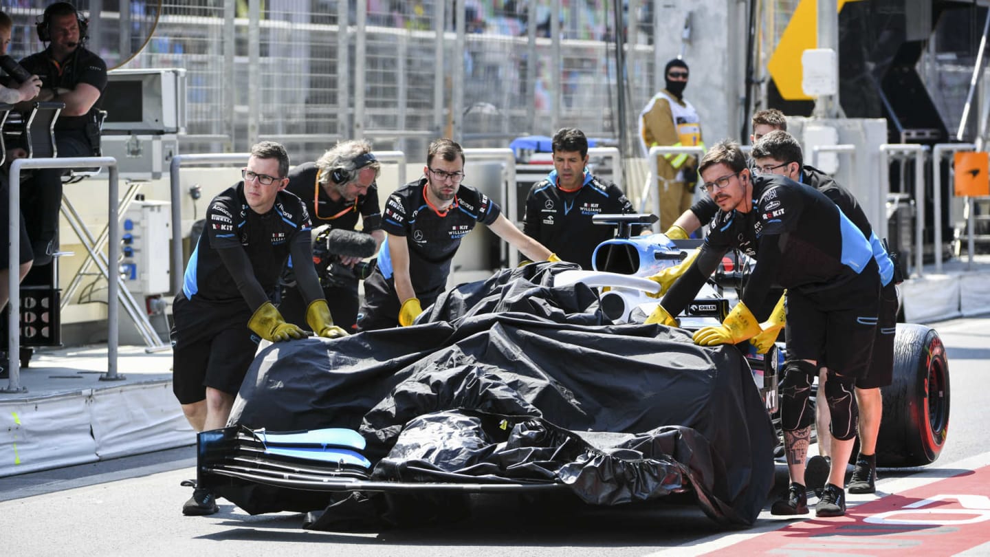 BAKU CITY CIRCUIT, AZERBAIJAN - APRIL 26: Marshals pushing the car of George Russell, Williams Racing FW42 after damage on the track in FP1 during the Azerbaijan GP at Baku City Circuit on April 26, 2019 in Baku City Circuit, Azerbaijan. (Photo by Mark Sutton / Sutton Images)