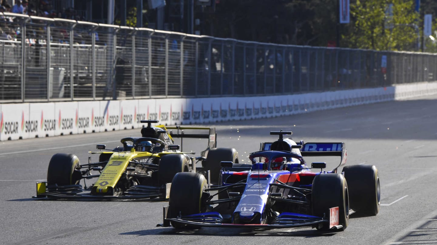 BAKU CITY CIRCUIT, AZERBAIJAN - APRIL 28: Daniil Kvyat, Toro Rosso STR14, leads Daniel Ricciardo,