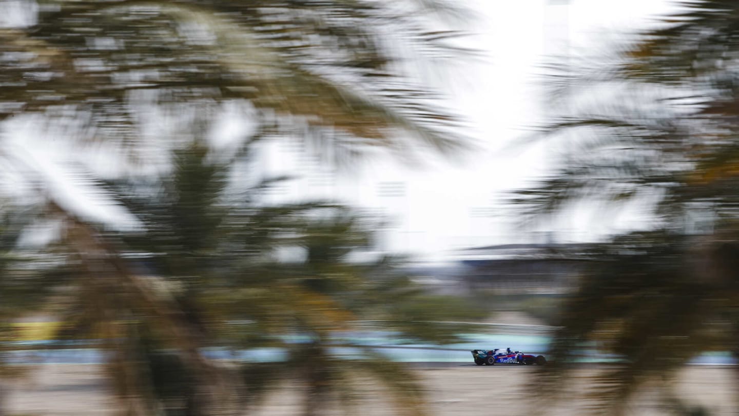 BAHRAIN INTERNATIONAL CIRCUIT, BAHRAIN - MARCH 30: Daniil Kvyat, Toro Rosso STR14 during the Bahrain GP at Bahrain International Circuit on March 30, 2019 in Bahrain International Circuit, Bahrain. (Photo by Zak Mauger / LAT Images)