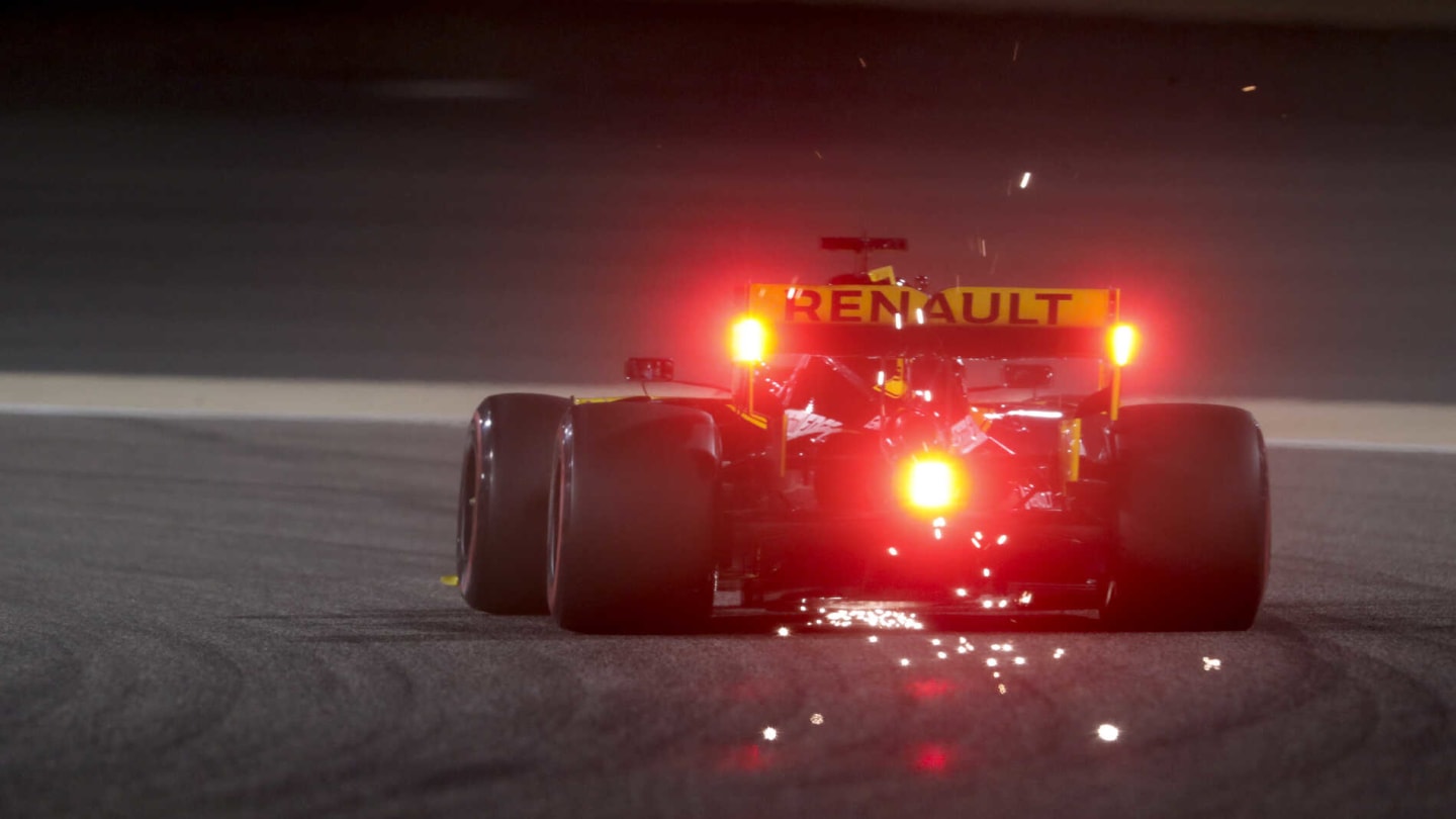 BAHRAIN INTERNATIONAL CIRCUIT, BAHRAIN - MARCH 30: Sparks fly from the rear of Daniel Ricciardo, Renault R.S.19 during the Bahrain GP at Bahrain International Circuit on March 30, 2019 in Bahrain International Circuit, Bahrain. (Photo by Steven Tee / LAT Images)