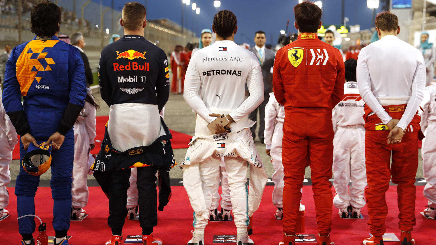 BAHRAIN INTERNATIONAL CIRCUIT, BAHRAIN - MARCH 31: Carlos Sainz Jr, McLaren, Max Verstappen, Red