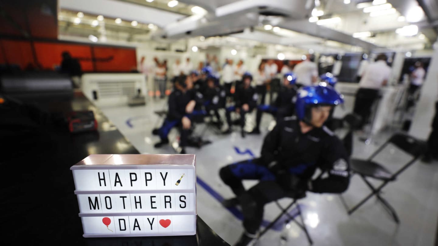 BAHRAIN INTERNATIONAL CIRCUIT, BAHRAIN - MARCH 31: Happy Mothers Day from the McLaren pit crew during the Bahrain GP at Bahrain International Circuit on March 31, 2019 in Bahrain International Circuit, Bahrain. (Photo by Steven Tee / LAT Images)
