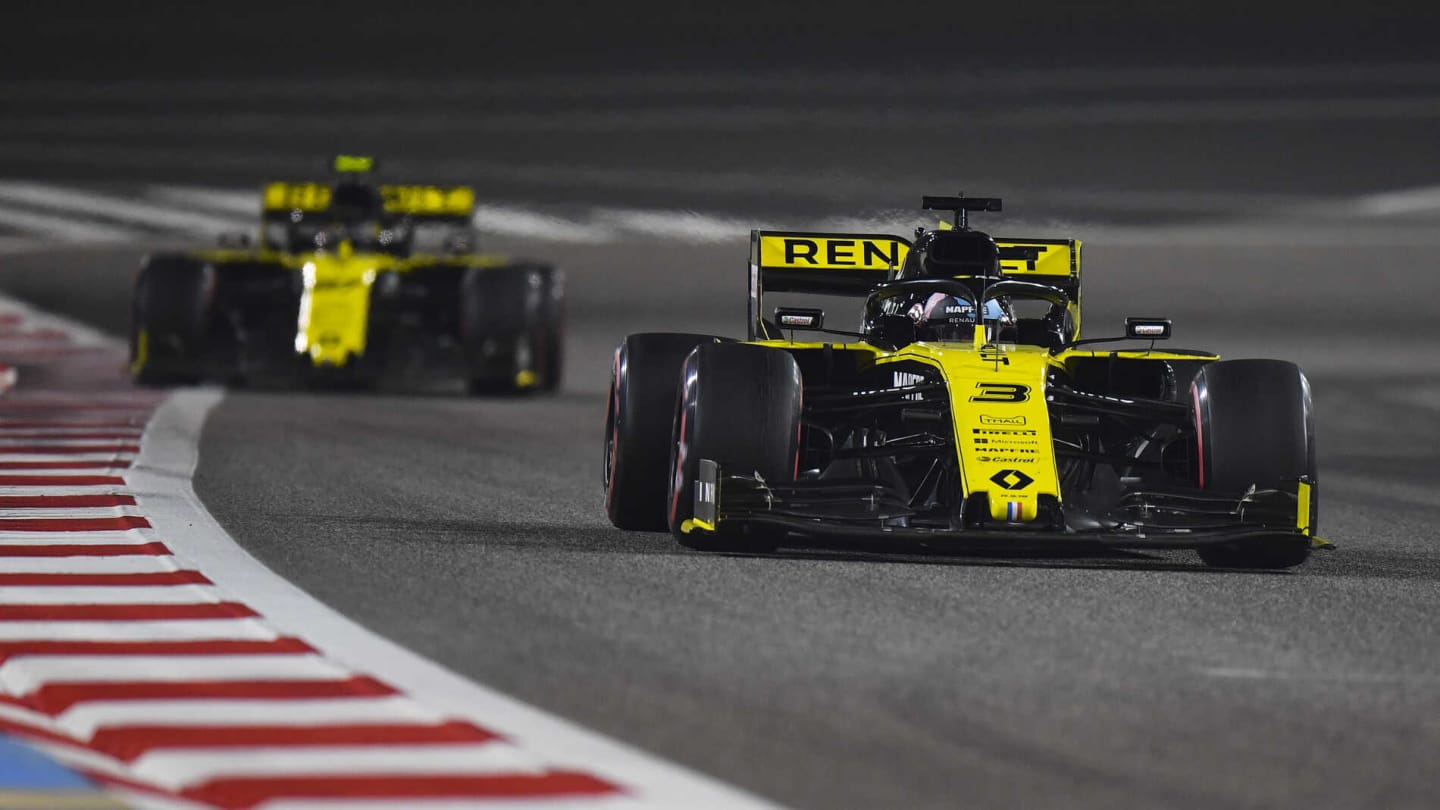 BAHRAIN INTERNATIONAL CIRCUIT, BAHRAIN - MARCH 31: Daniel Ricciardo, Renault R.S.19, leads Nico