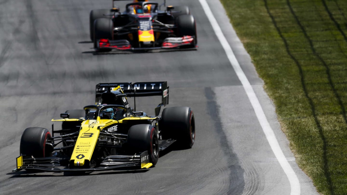 CIRCUIT GILLES-VILLENEUVE, CANADA - JUNE 09: Daniel Ricciardo, Renault R.S.19, leads Pierre Gasly,