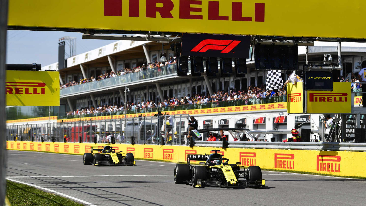 CIRCUIT GILLES-VILLENEUVE, CANADA - JUNE 09: Daniel Ricciardo, Renault R.S.19, leads Nico