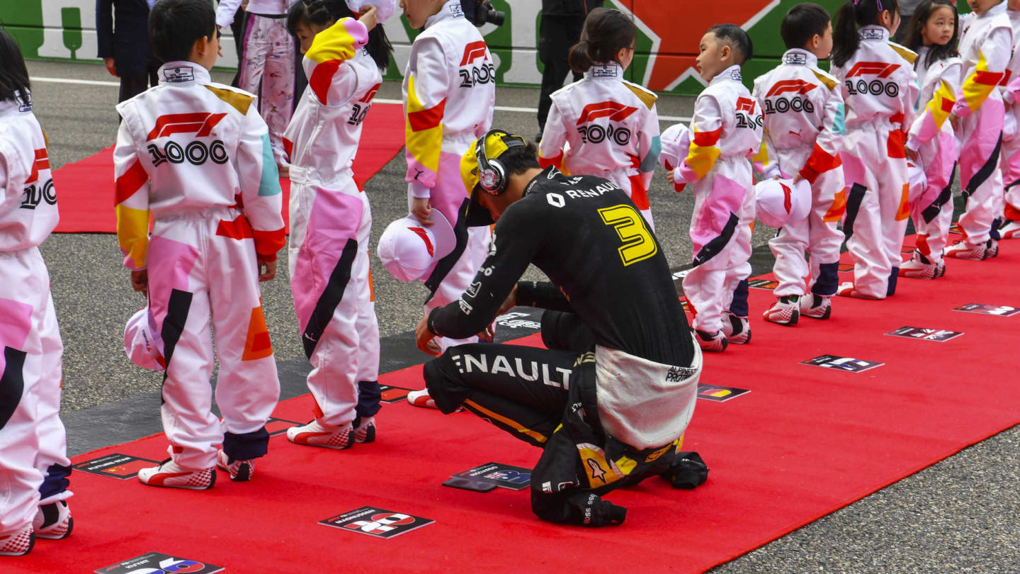 SHANGHAI INTERNATIONAL CIRCUIT, CHINA - APRIL 14: Daniel Ricciardo, Renault, on the grid with the Grid Kid mascots during the Chinese GP at Shanghai International Circuit on April 14, 2019 in Shanghai International Circuit, China. (Photo by Mark Sutton / Sutton Images)