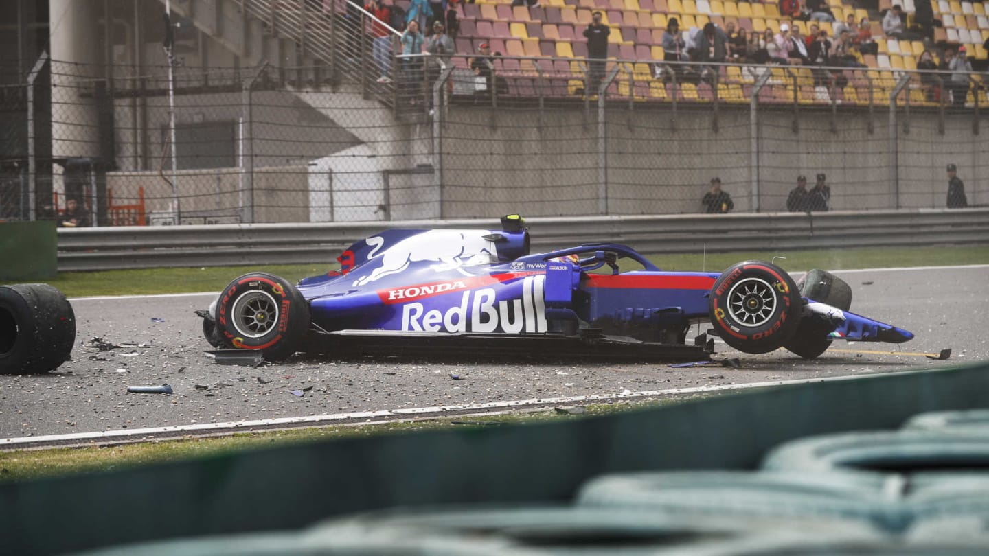 SHANGHAI INTERNATIONAL CIRCUIT, CHINA - APRIL 13: Alexander Albon, Toro Rosso STR14 crashes in FP3