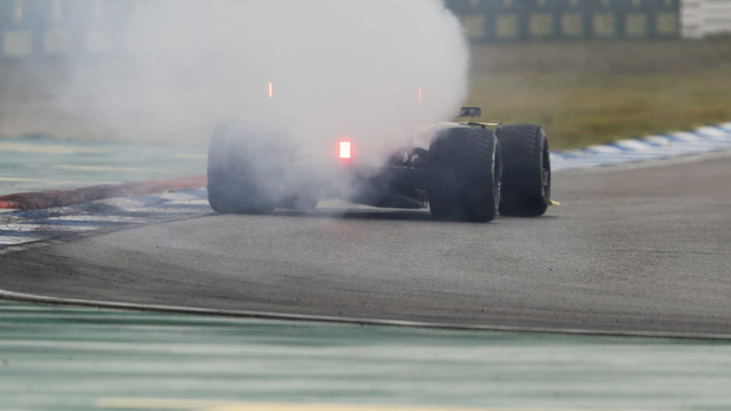 HOCKENHEIMRING, GERMANY - JULY 28: Smoke coming out the back of Daniel Ricciardo, Renault R.S.19 during the German GP at Hockenheimring on July 28, 2019 in Hockenheimring, Germany. (Photo by Zak Mauger / LAT Images)