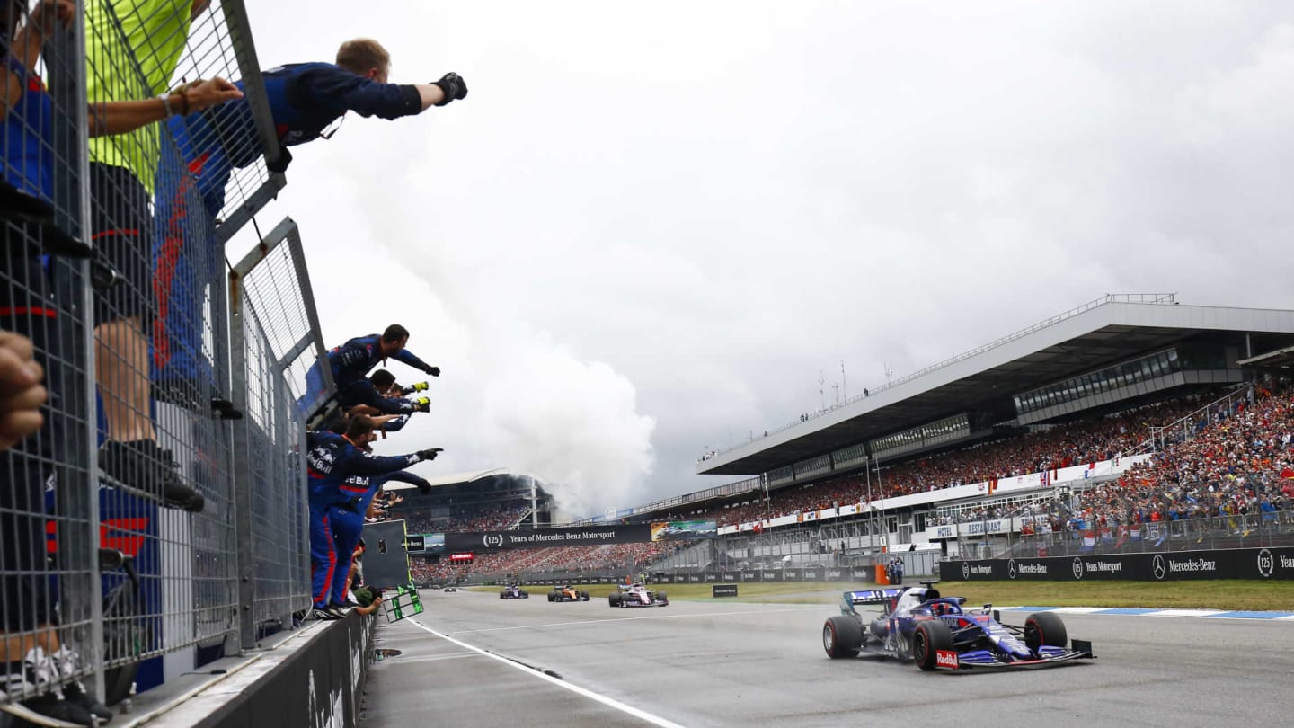 HOCKENHEIMRING, GERMANY - JULY 28: The Toro Rosso team cheer as Daniil Kvyat, Toro Rosso STR14, 3rd position, crosses the line during the German GP at Hockenheimring on July 28, 2019 in Hockenheimring, Germany. (Photo by Andy Hone / LAT Images)