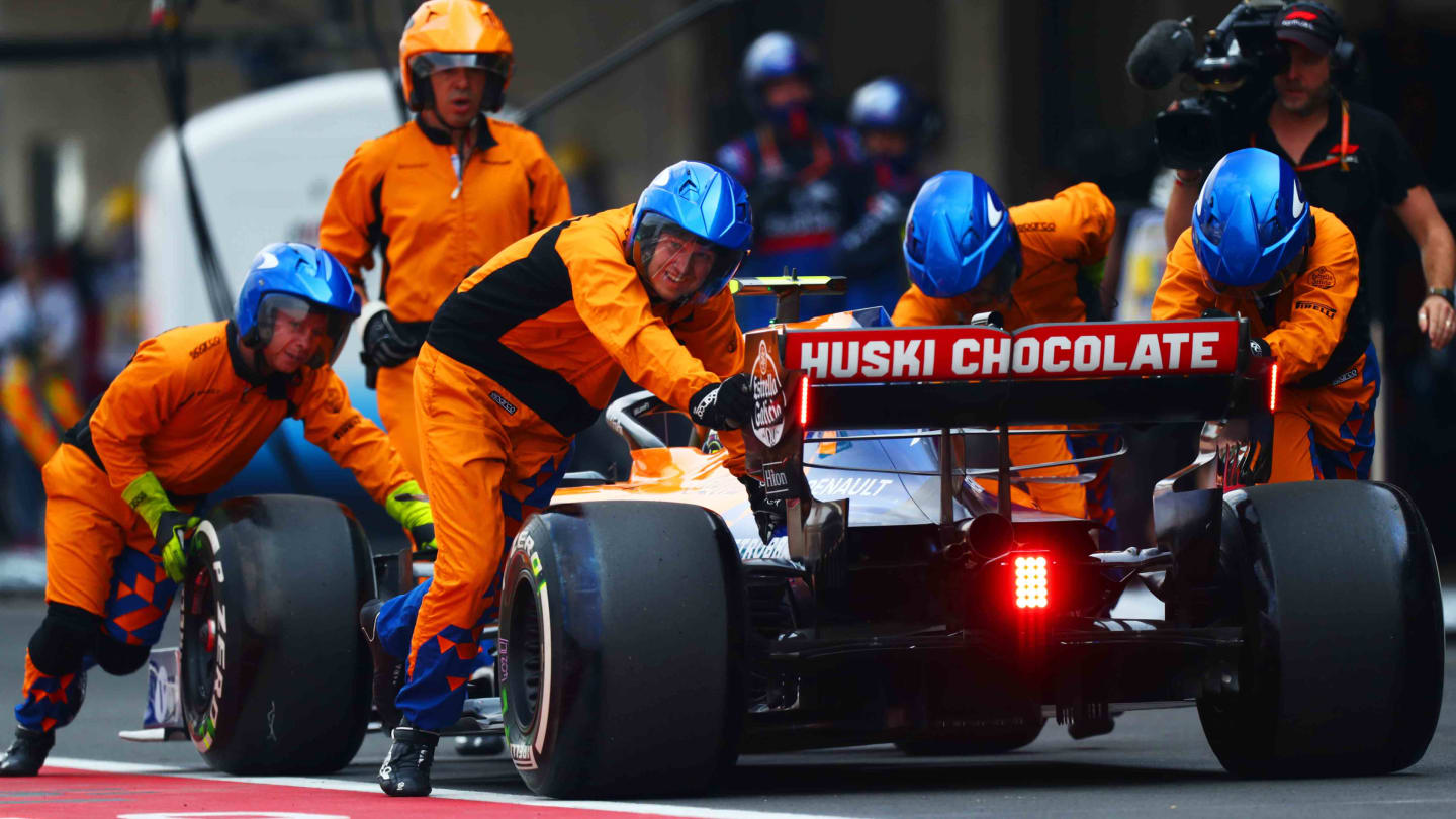 MEXICO CITY, MEXICO - OCTOBER 27: Lando Norris of Great Britain driving the (4) McLaren F1 Team