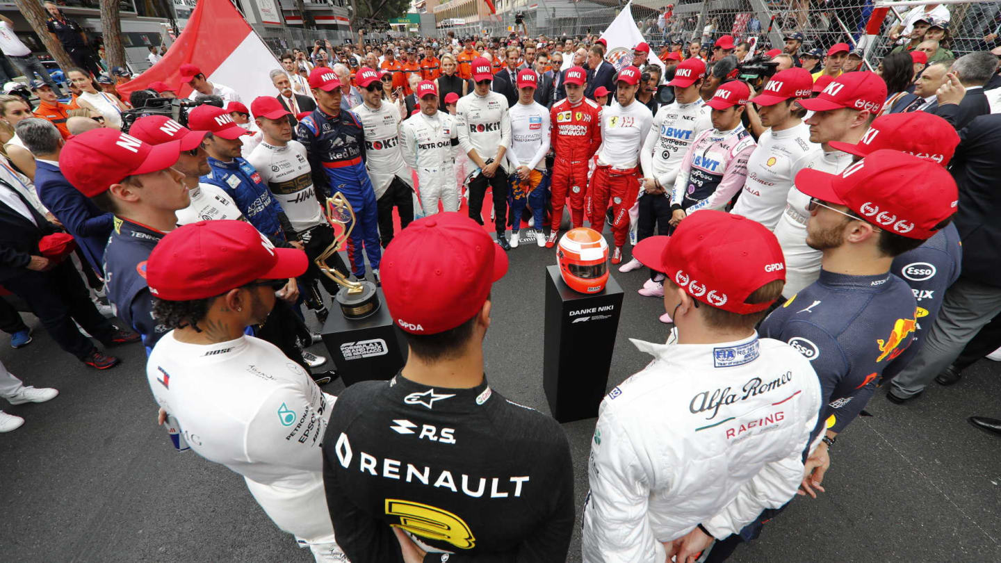 MONTE CARLO, MONACO - MAY 26: The drivers lead a tribute to the late Niki Lauda during the Monaco GP at Monte Carlo on May 26, 2019 in Monte Carlo, Monaco. (Photo by Glenn Dunbar / LAT Images)