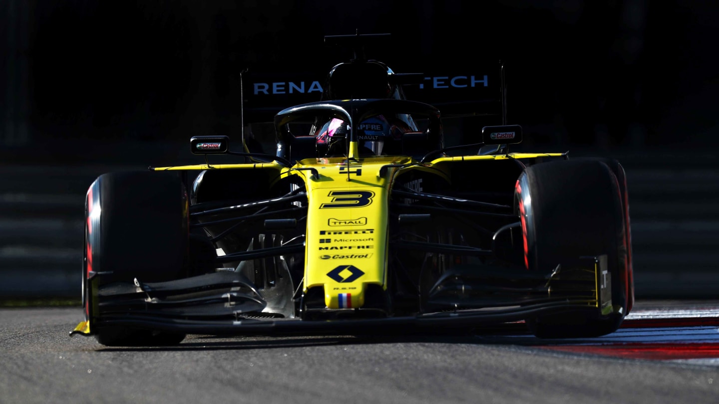 SOCHI, RUSSIA - SEPTEMBER 28: Daniel Ricciardo of Australia driving the (3) Renault Sport Formula One Team RS19 on track during qualifying for the F1 Grand Prix of Russia at Sochi Autodrom on September 28, 2019 in Sochi, Russia. (Photo by Mark Thompson/Getty Images)