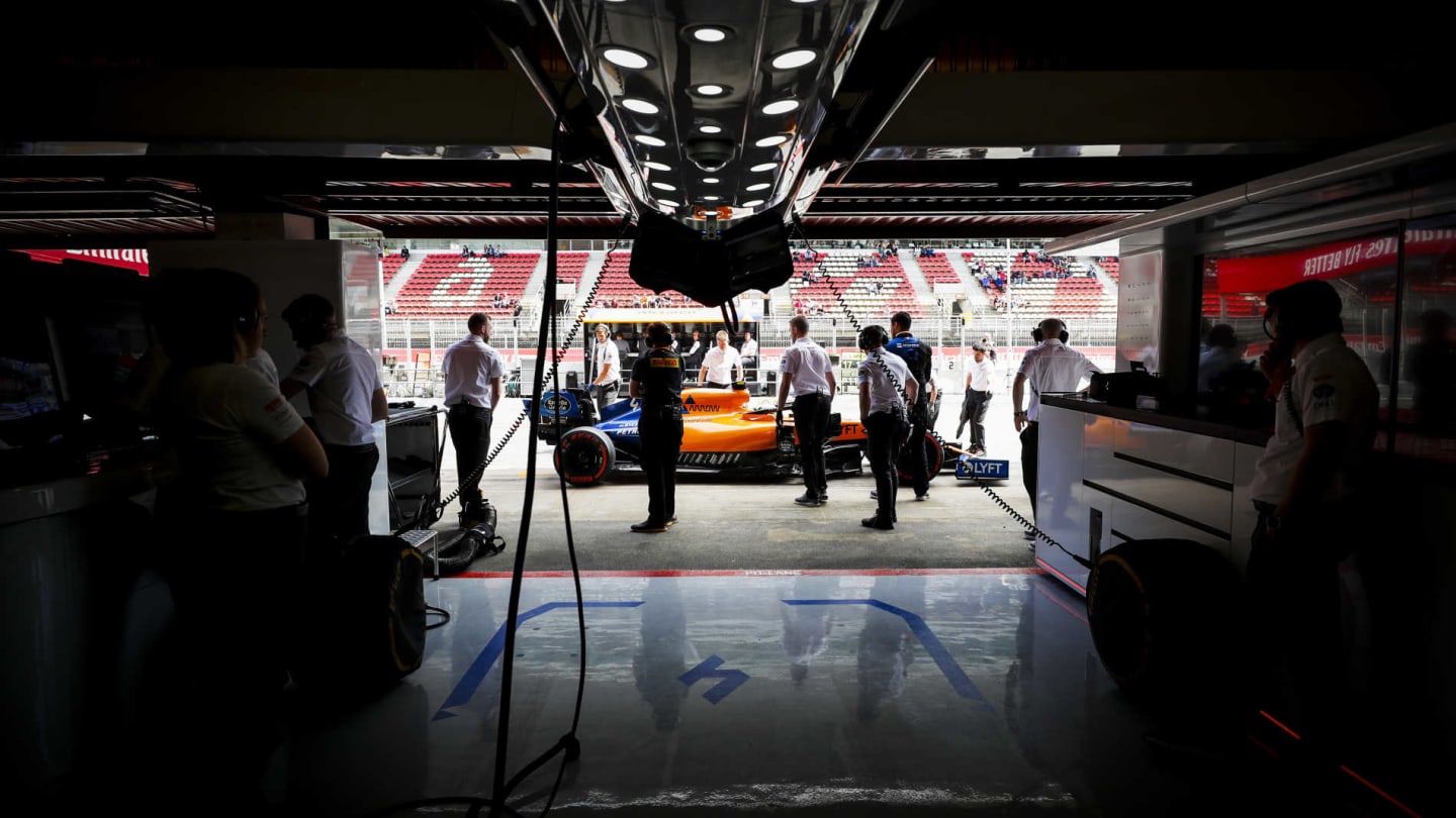CIRCUIT DE BARCELONA-CATALUNYA, SPAIN - MAY 11: Carlos Sainz Jr., McLaren MCL34, in the pit lane, as seen from the garage during the Spanish GP at Circuit de Barcelona-Catalunya on May 11, 2019 in Circuit de Barcelona-Catalunya, Spain. (Photo by Steven Tee / LAT Images)