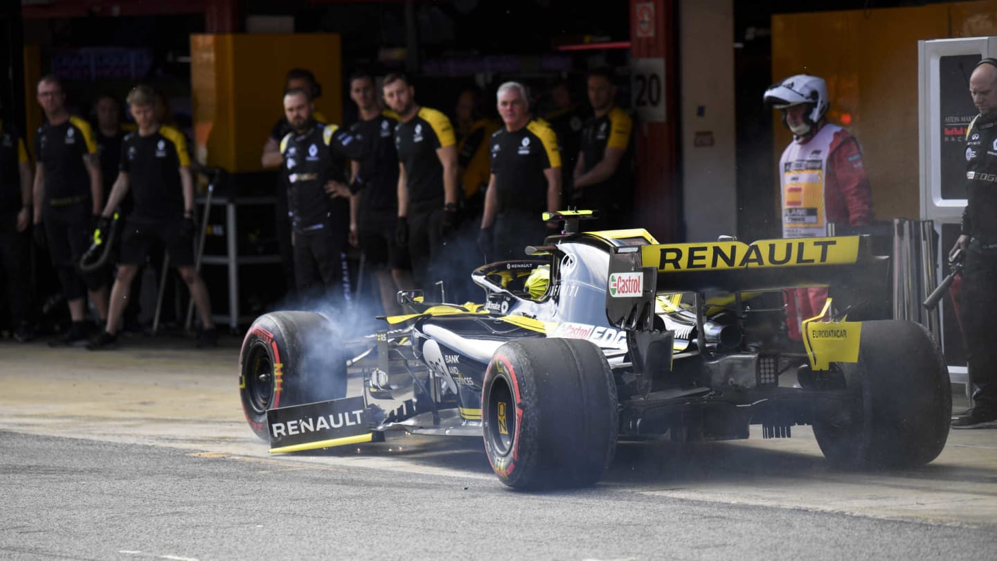CIRCUIT DE BARCELONA-CATALUNYA, SPAIN - MAY 11: Nico Hulkenberg, Renault R.S. 19, arrives in the pit lane with from end damage after an off in Q1 during the Spanish GP at Circuit de Barcelona-Catalunya on May 11, 2019 in Circuit de Barcelona-Catalunya, Spain. (Photo by Mark Sutton / Sutton Images)