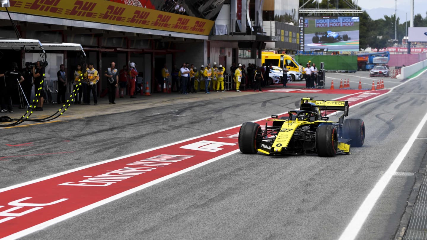 CIRCUIT DE BARCELONA-CATALUNYA, SPAIN - MAY 11: Nico Hulkenberg, Renault R.S. 19, comes in with damage after an off in Q1 during the Spanish GP at Circuit de Barcelona-Catalunya on May 11, 2019 in Circuit de Barcelona-Catalunya, Spain. (Photo by Mark Sutton / Sutton Images)