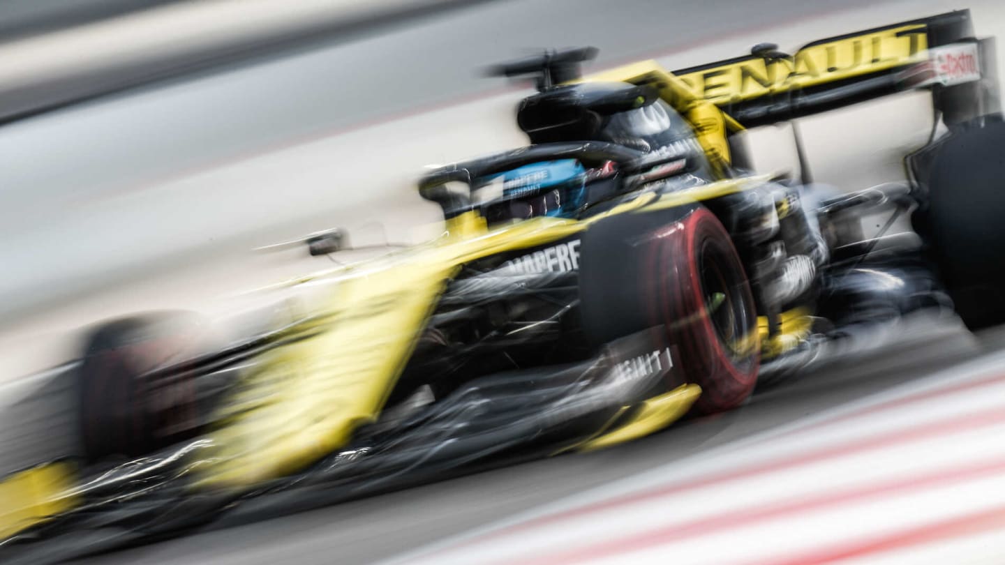 BAHRAIN INTERNATIONAL CIRCUIT, BAHRAIN - APRIL 02: Daniel Ricciardo, Renault R.S.19 during the Bahrain April testing at Bahrain International Circuit on April 02, 2019 in Bahrain International Circuit, Bahrain. (Photo by Joe Portlock / LAT Images)