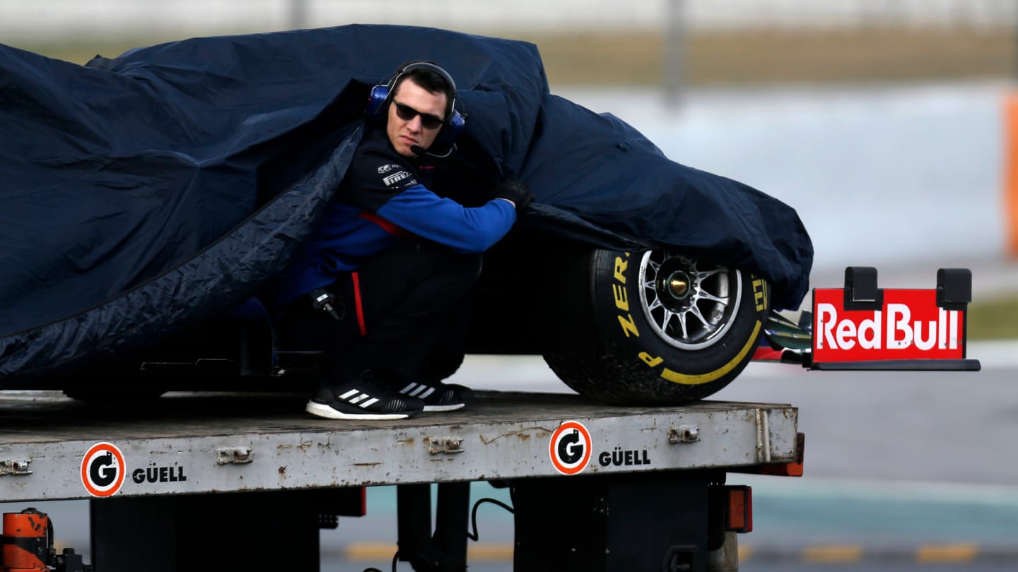 CIRCUIT DE BARCELONA-CATALUNYA, SPAIN - FEBRUARY 19: The car of Alex Albon, Scuderia Toro Rosso STR14 is recovered on a truck during the Barcelona February testing at Circuit de Barcelona-Catalunya on February 19, 2019 in Circuit de Barcelona-Catalunya, Spain. (Photo by Joe Portlock / LAT Images)