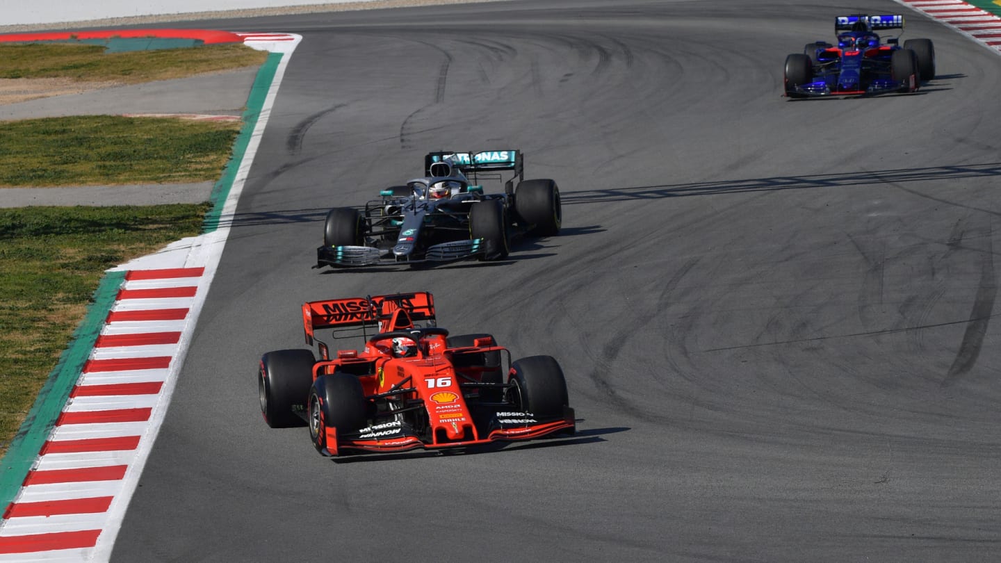 CIRCUIT DE BARCELONA-CATALUNYA, SPAIN - FEBRUARY 28: Charles Leclerc, Ferrari SF90 leads Lewis Hamilton, Mercedes-AMG F1 W10 EQ Power+ during the Barcelona February testing II at Circuit de Barcelona-Catalunya on February 28, 2019 in Circuit de Barcelona-Catalunya, Spain. (Photo by Jerry Andre / Sutton Images)