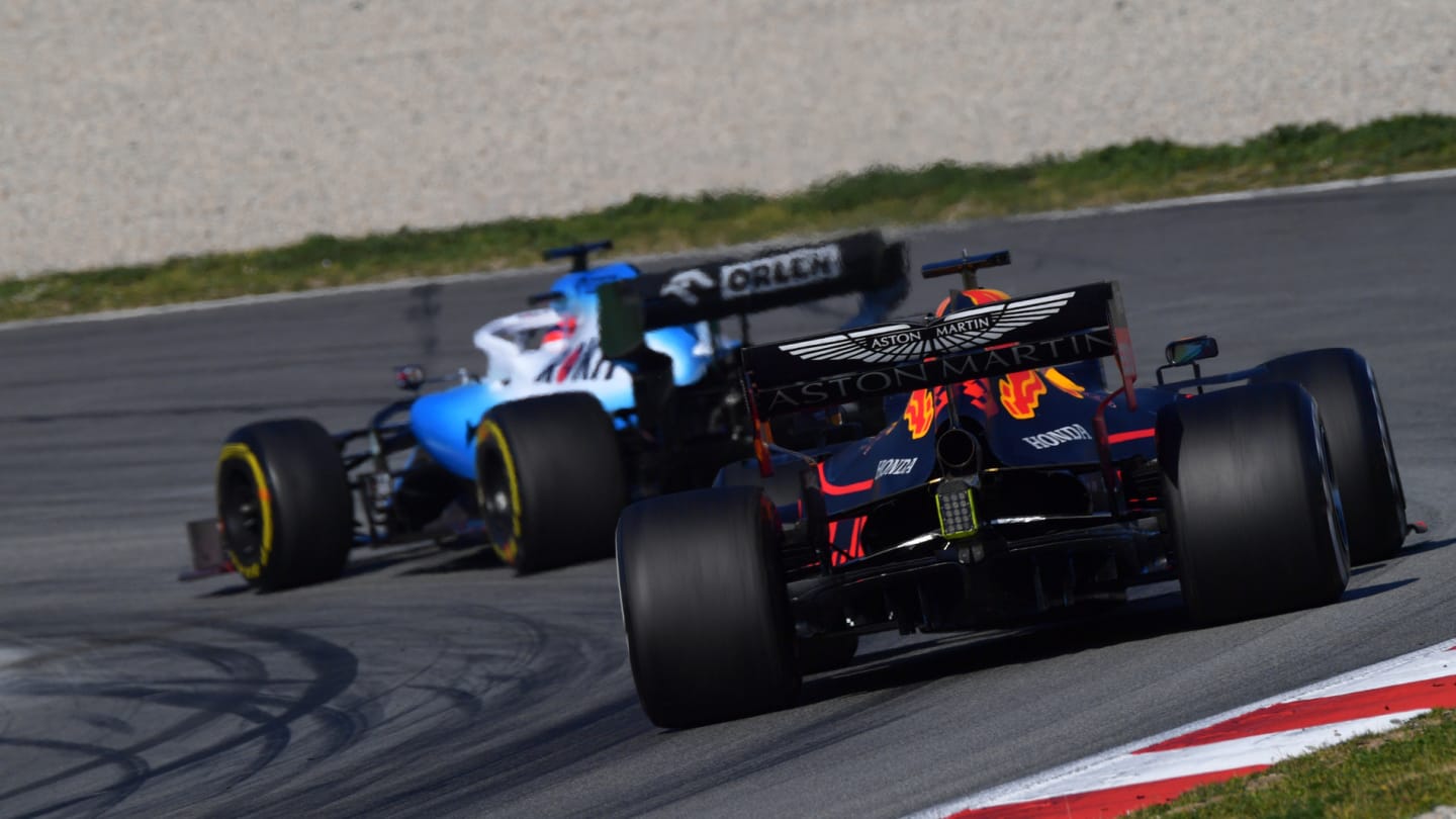 CIRCUIT DE BARCELONA-CATALUNYA, SPAIN - FEBRUARY 27: Max Verstappen, Red Bull Racing RB15 follows Robert Kubica, Williams FW42 during the Barcelona February testing II at Circuit de Barcelona-Catalunya on February 27, 2019 in Circuit de Barcelona-Catalunya, Spain. (Photo by Jerry Andre / Sutton Images)