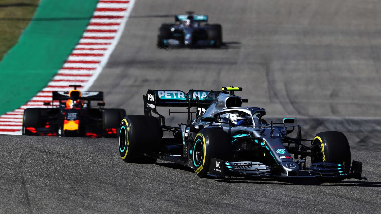 AUSTIN, TEXAS - NOVEMBER 03: Valtteri Bottas driving the (77) Mercedes AMG Petronas F1 Team Mercedes W10 leads Max Verstappen of the Netherlands driving the (33) Aston Martin Red Bull Racing RB15 on track during the F1 Grand Prix of USA at Circuit of The Americas on November 03, 2019 in Austin, Texas. (Photo by Mark Thompson/Getty Images)