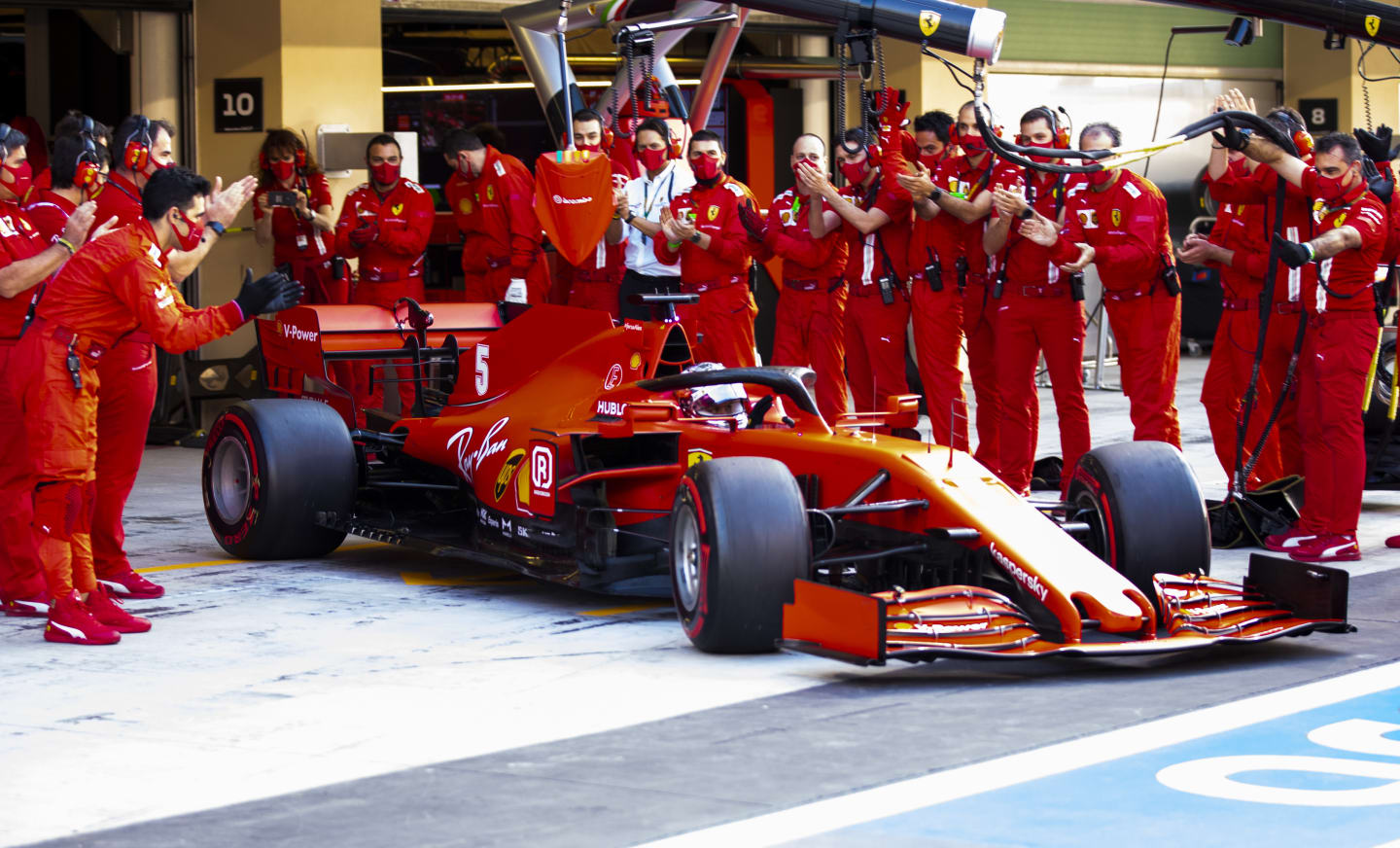 ABU DHABI, UNITED ARAB EMIRATES - DECEMBER 13: The Ferrari team applaud as Sebastian Vettel of Germany driving the (5) Scuderia Ferrari SF1000 leaves the garage for his final race for the team prior to the F1 Grand Prix of Abu Dhabi at Yas Marina Circuit on December 13, 2020 in Abu Dhabi, United Arab Emirates. (Photo by Mark Thompson/Getty Images)