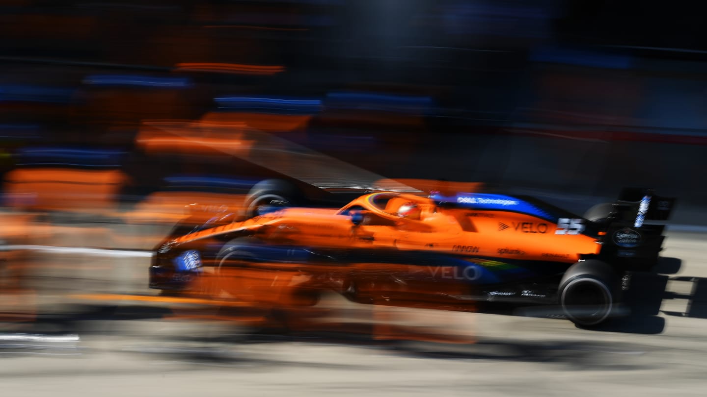 SPIELBERG, AUSTRIA - JULY 05: Carlos Sainz of Spain driving the (55) McLaren F1 Team MCL35 Renault makes a pitstop during the Formula One Grand Prix of Austria at Red Bull Ring on July 05, 2020 in Spielberg, Austria. (Photo by Mario Renzi - Formula 1/Formula 1 via Getty Images)