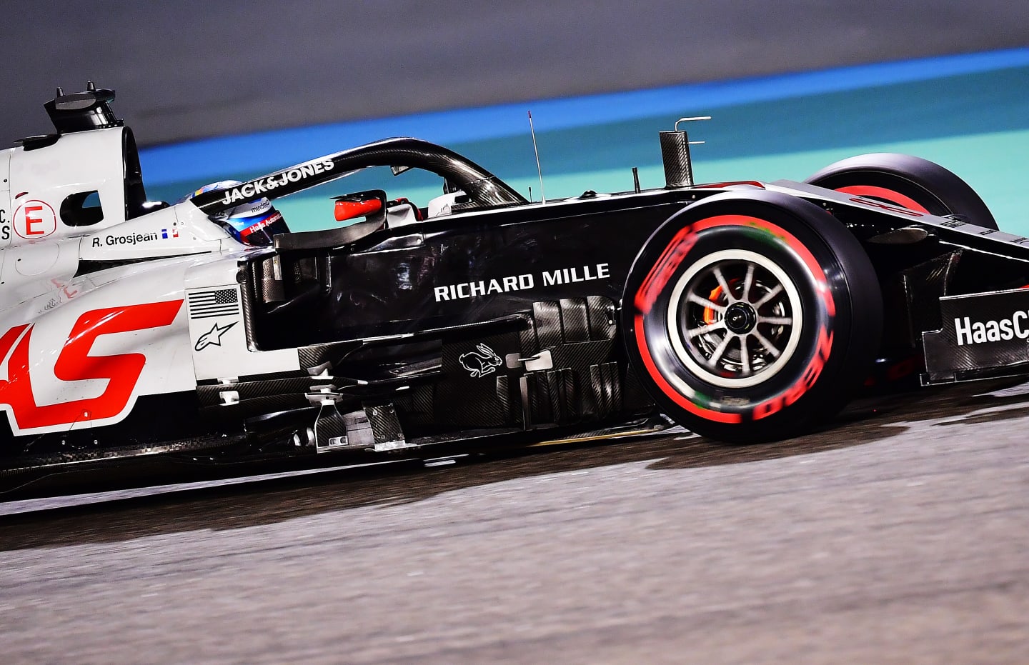 BAHRAIN, BAHRAIN - NOVEMBER 28: Romain Grosjean of France driving the (8) Haas F1 Team VF-20