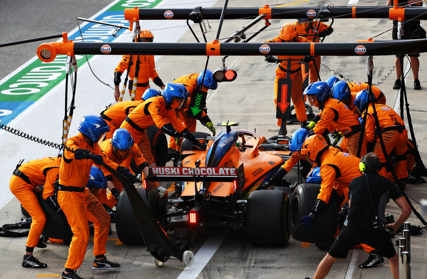 IMOLA, ITALY - NOVEMBER 01: Lando Norris of Great Britain driving the (4) McLaren F1 Team MCL35 Renault makes a pitstop during the F1 Grand Prix of Emilia Romagna at Autodromo Enzo e Dino Ferrari on November 01, 2020 in Imola, Italy. (Photo by Mark Thompson/Getty Images)