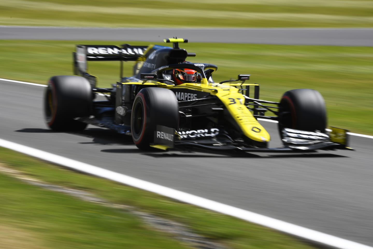 NORTHAMPTON, ENGLAND - AUGUST 01: Esteban Ocon of France driving the (31) Renault Sport Formula One Team RS20 during qualifying for the F1 Grand Prix of Great Britain at Silverstone on August 01, 2020 in Northampton, England. (Photo by Rudy Carezzevoli/Getty Images)